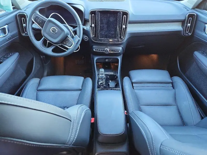 2024 VOLVO XC40 PLUS  
