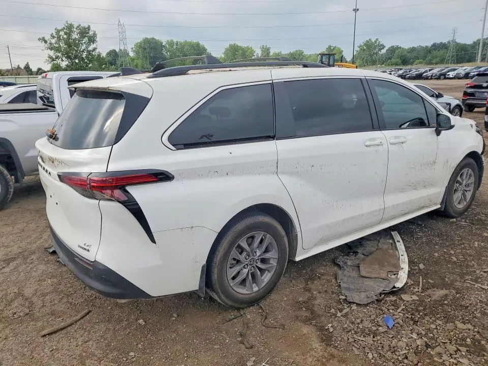 2022 TOYOTA SIENNA LE  