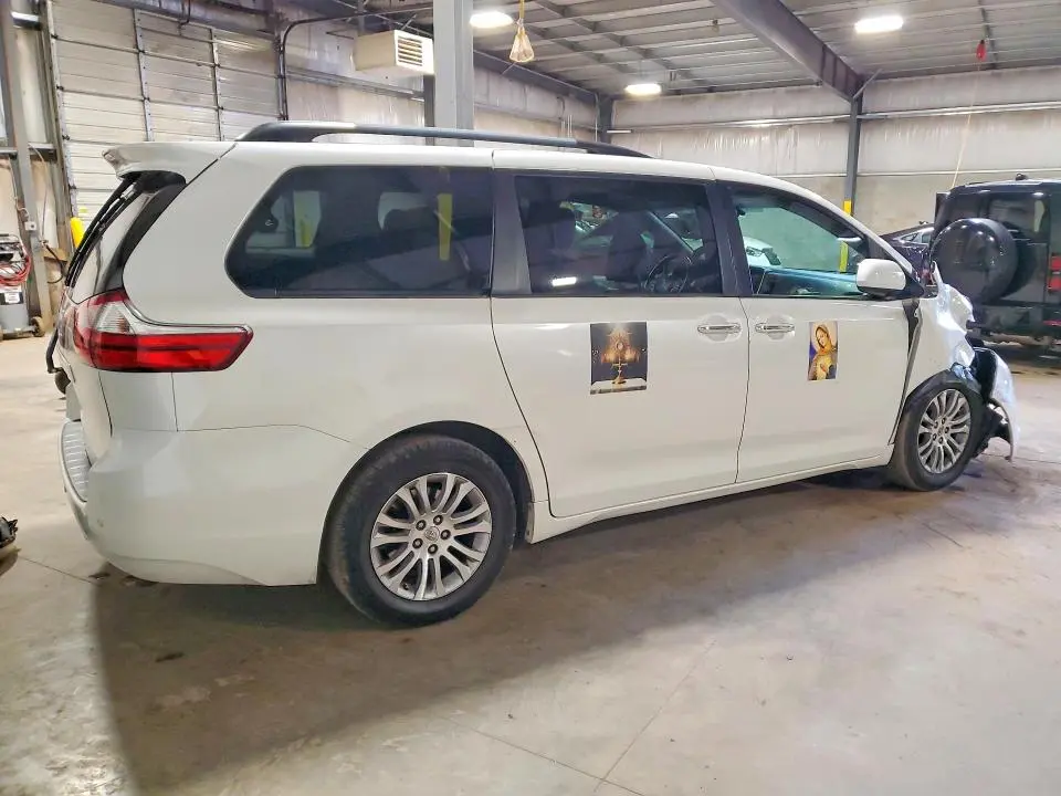 2016 TOYOTA SIENNA XLE PREMIUM 8-PASSENGER  