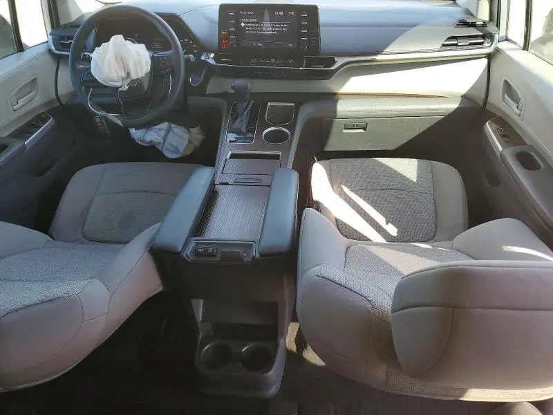 2022 TOYOTA SIENNA LE  