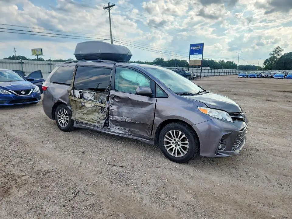2018 TOYOTA SIENNA XLE 8-PASSENGER  