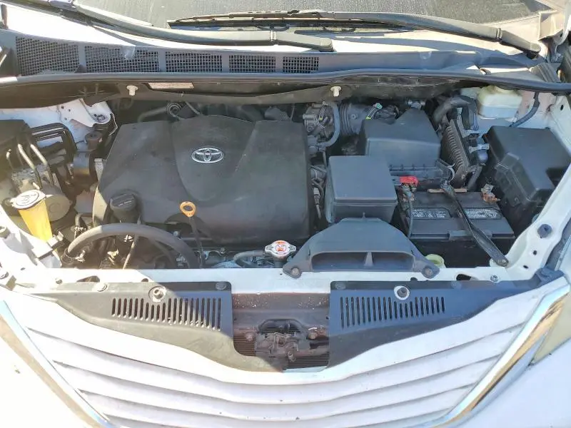 2017 TOYOTA SIENNA LE  