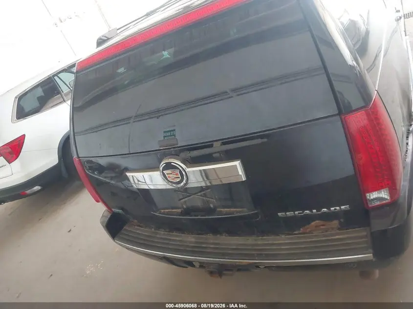 2011 CADILLAC ESCALADE ESV PREMIUM
