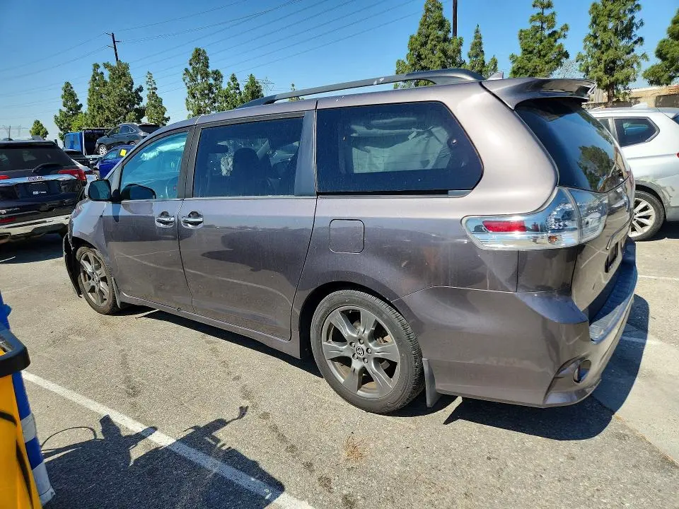 2020 TOYOTA SIENNA SE PREMIUM 8-PASSENGER  