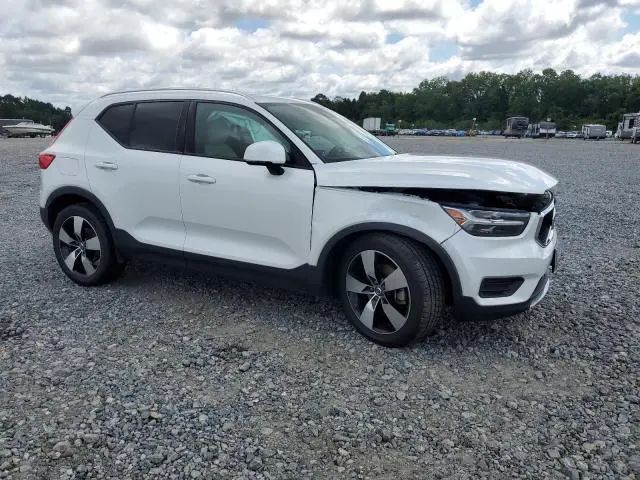 2022 VOLVO XC40 T5 MOMENTUM  