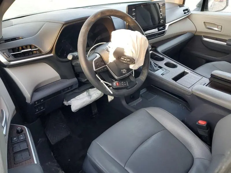 2021 TOYOTA SIENNA XLE  