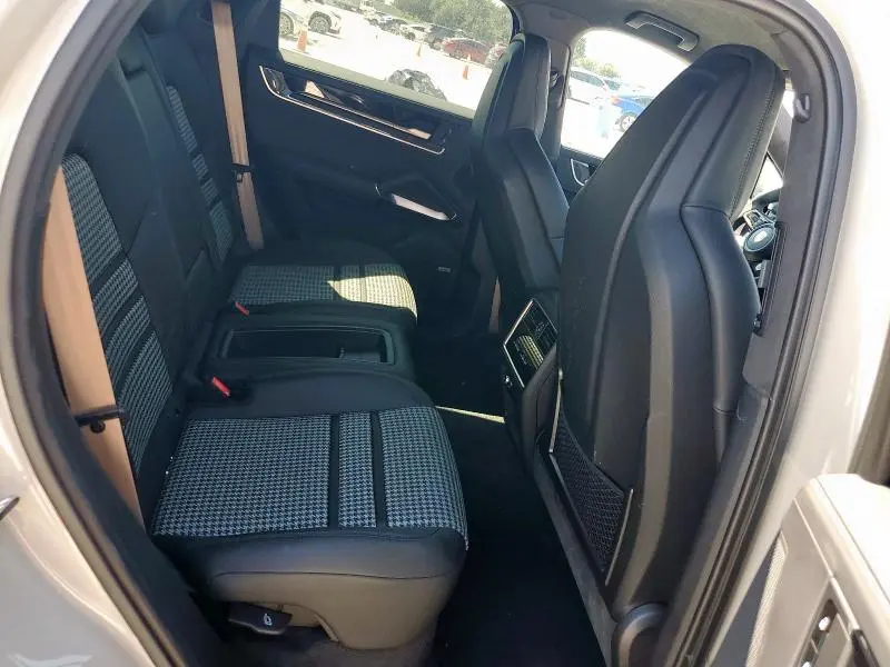 2025 PORSCHE CAYENNE GTS COUPE  