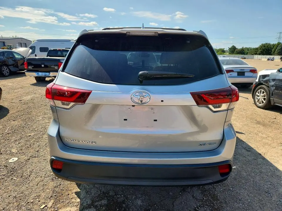 2019 TOYOTA HIGHLANDER SE  