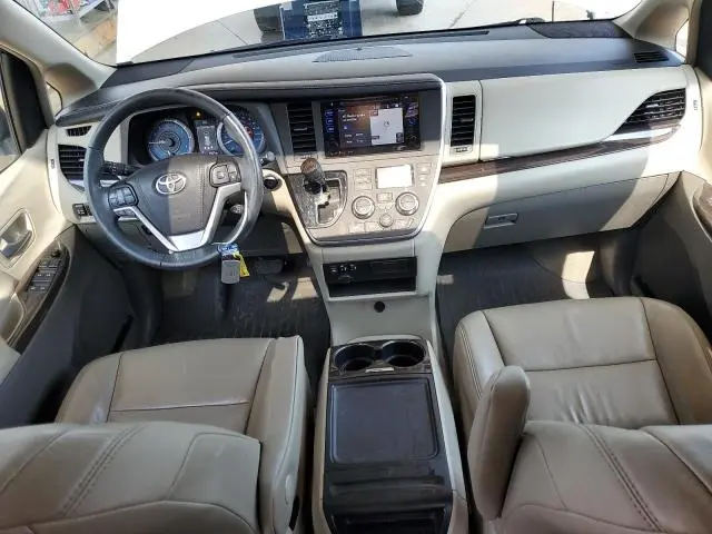 2017 TOYOTA SIENNA XLE  