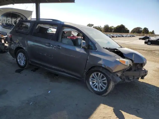 2016 TOYOTA SIENNA XLE  