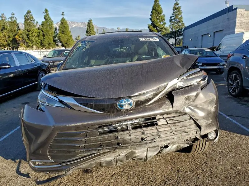 2025 TOYOTA SIENNA LIMITED  