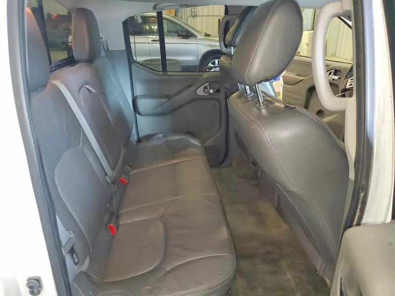 2015 NISSAN FRONTIER SL  