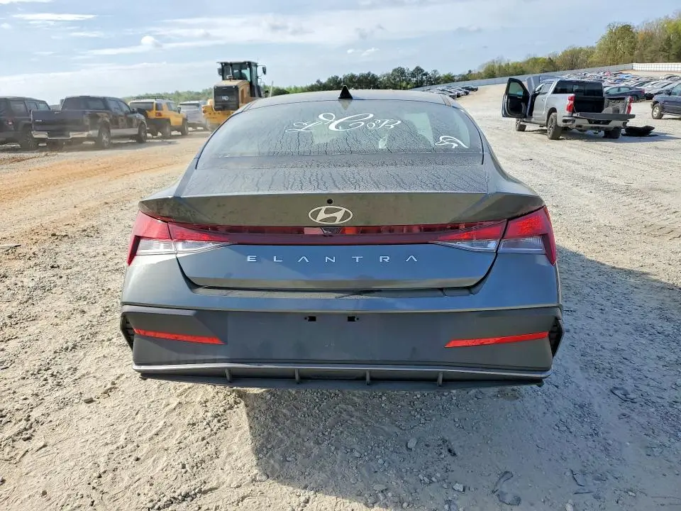 2025 HYUNDAI ELANTRA SE  