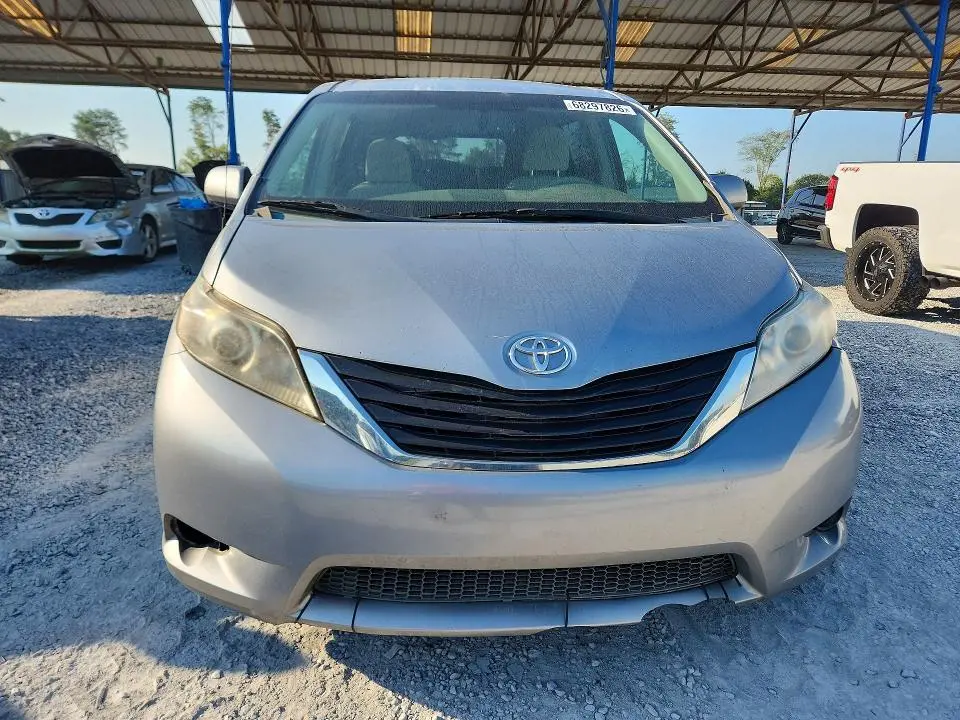 2013 TOYOTA SIENNA LE  