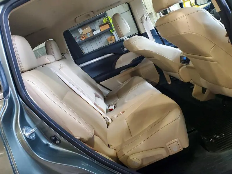 2017 TOYOTA HIGHLANDER SE  