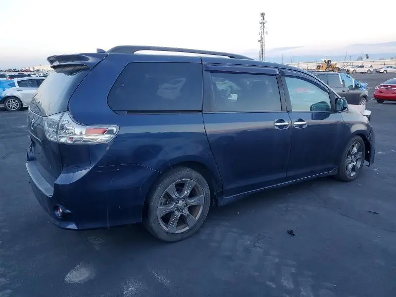 2018 TOYOTA SIENNA SE  