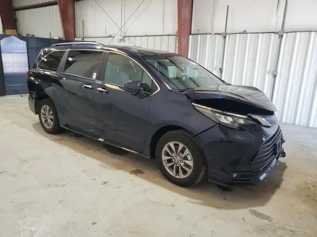 2025 TOYOTA SIENNA XLE  