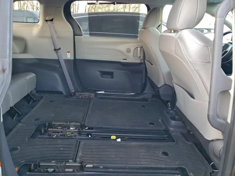 2021 TOYOTA SIENNA LE  