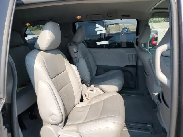2017 TOYOTA SIENNA XLE  