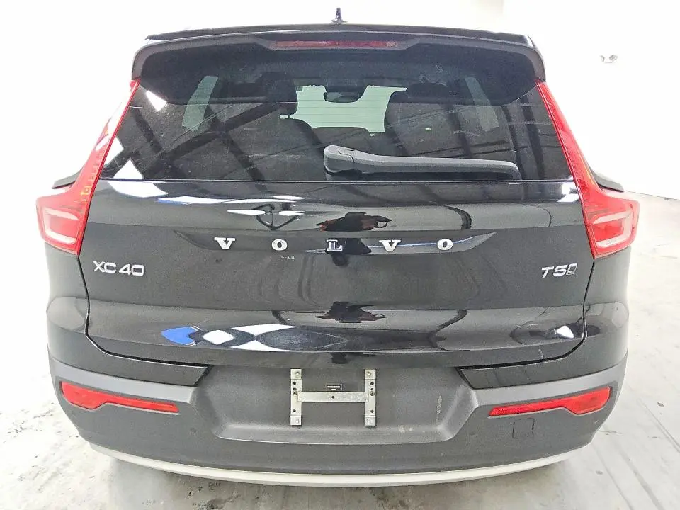 2022 VOLVO XC40 T5 MOMENTUM  
