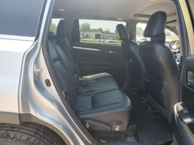 2018 TOYOTA HIGHLANDER SE  
