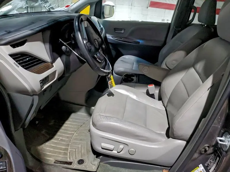 2016 TOYOTA SIENNA XLE  