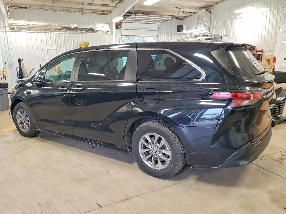 2022 TOYOTA SIENNA XLE  