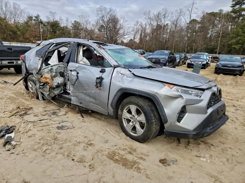 2020 TOYOTA RAV4 XLE  