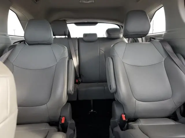 2021 TOYOTA SIENNA XLE  