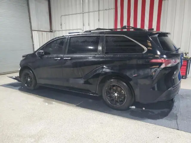 2022 TOYOTA SIENNA XLE