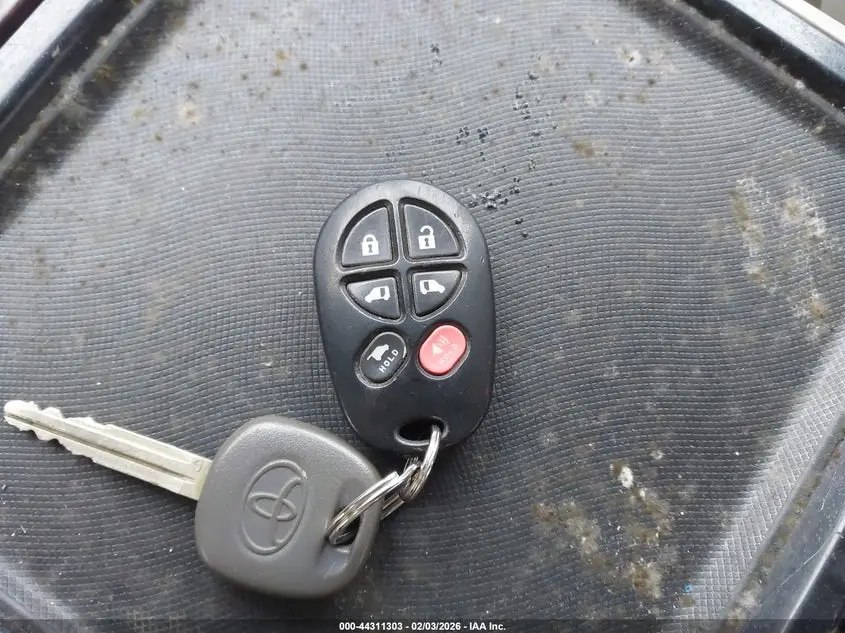 2013 TOYOTA SIENNA XLE V6 8 PASSENGER