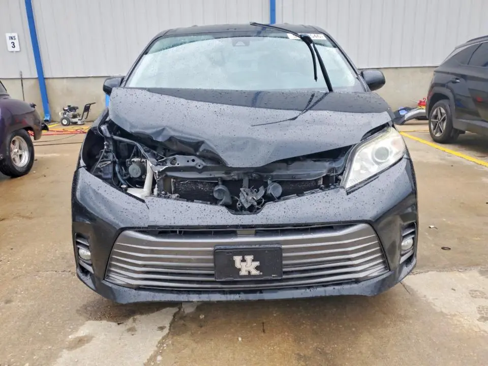 2018 TOYOTA SIENNA XLE 8-PASSENGER  