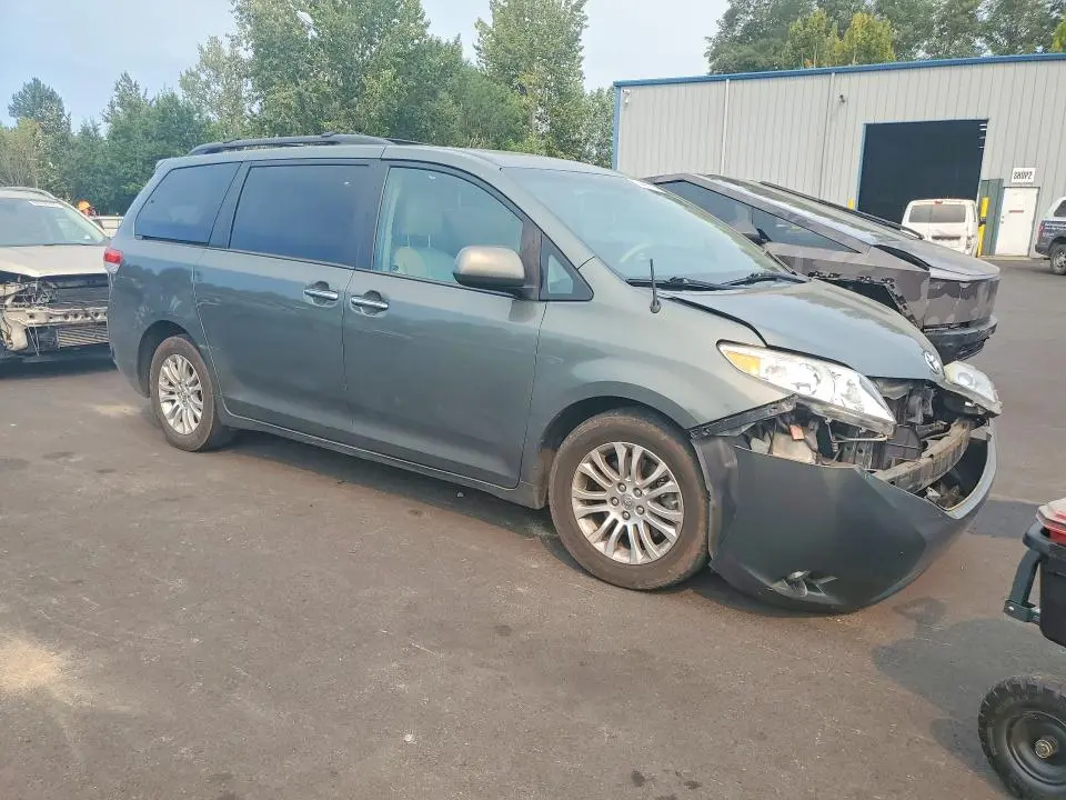 2013 TOYOTA SIENNA XLE 8-PASSENGER  