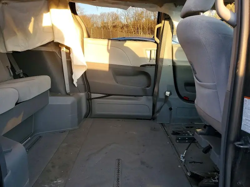 2019 TOYOTA SIENNA LE 8-PASSENGER  