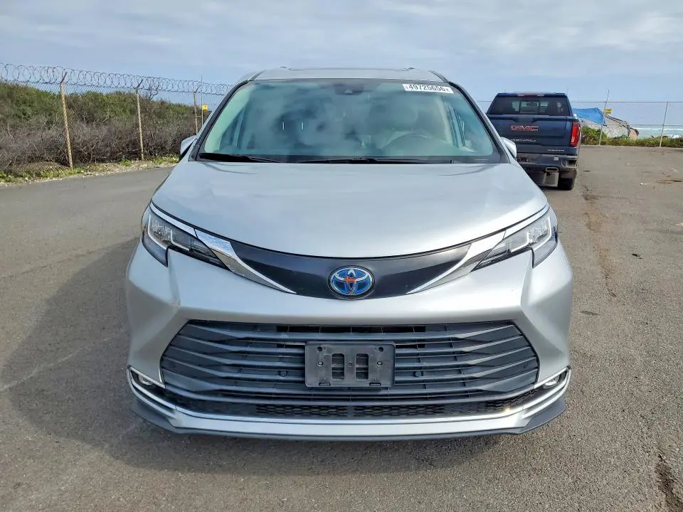 2023 TOYOTA SIENNA XLE  