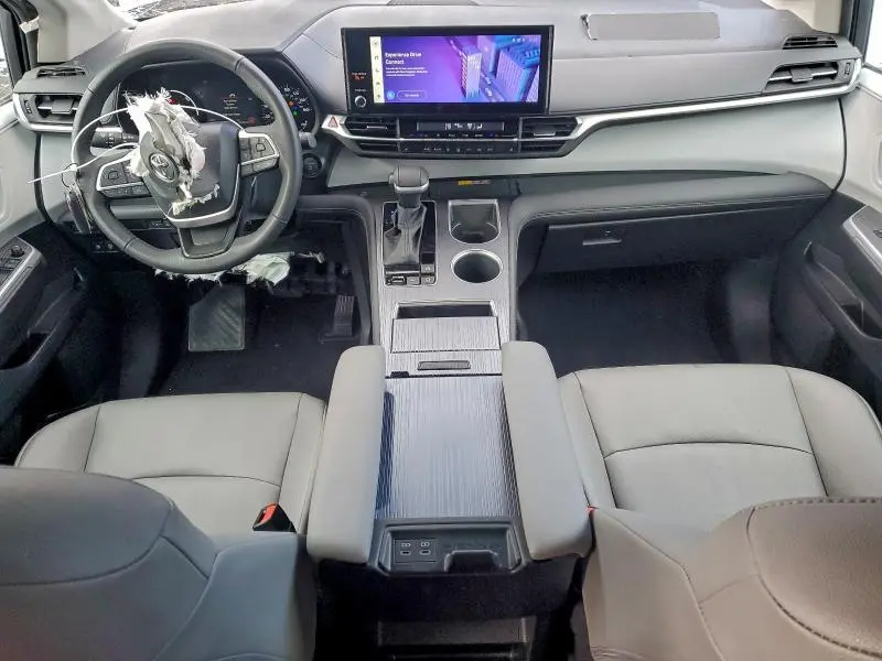 2025 TOYOTA SIENNA XLE  