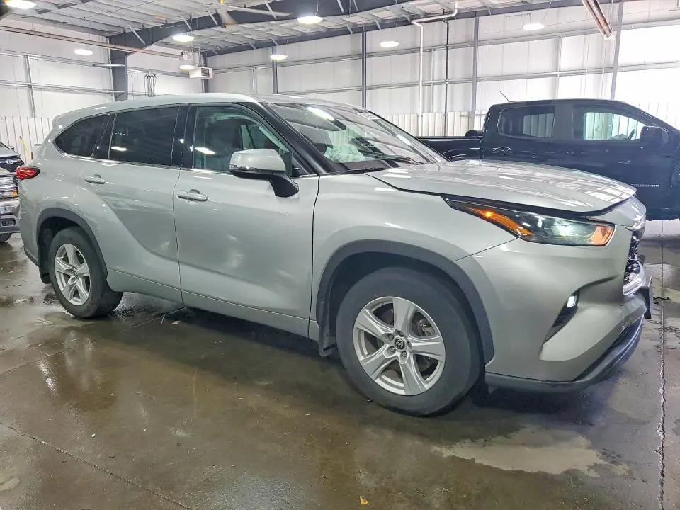 2022 TOYOTA HIGHLANDER LE  