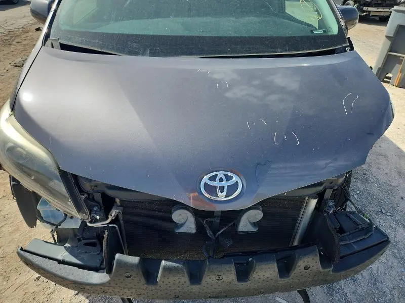 2017 TOYOTA SIENNA SE  