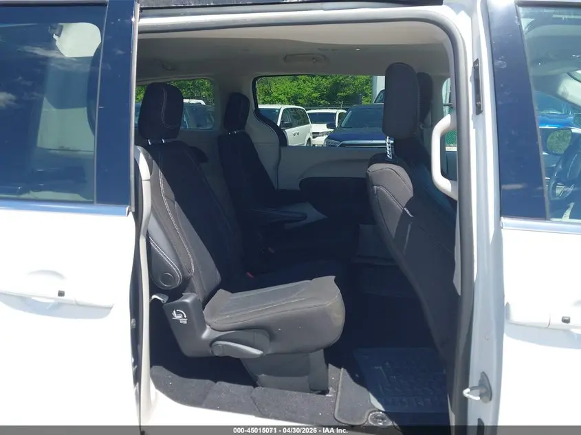 2022 CHRYSLER VOYAGER LX