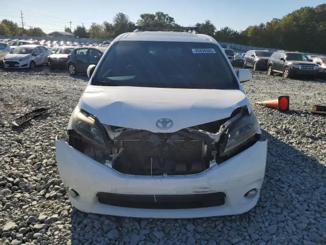 2016 TOYOTA SIENNA SE  