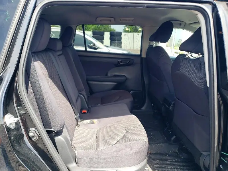 2021 TOYOTA HIGHLANDER LE  