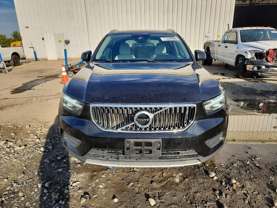 2019 VOLVO XC40 T5 MOMENTUM  