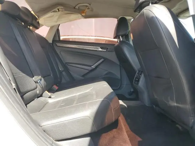 2016 VOLKSWAGEN PASSAT SE  