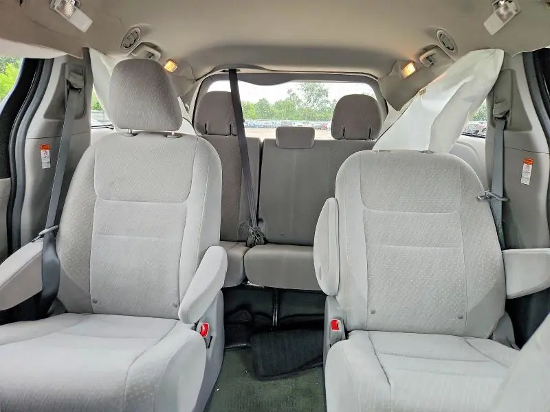 2017 TOYOTA SIENNA LE  