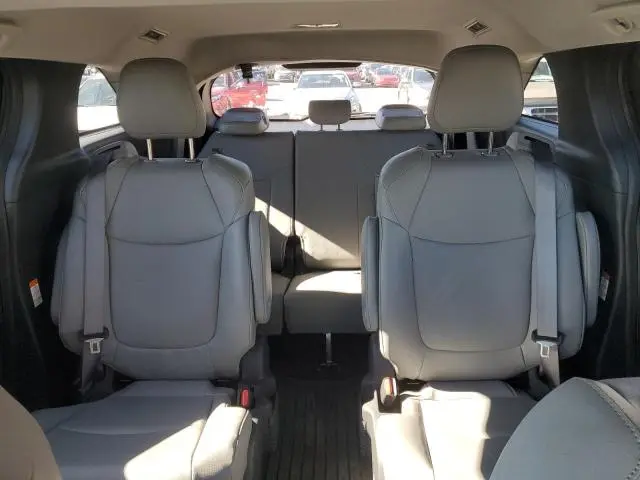 2025 TOYOTA SIENNA XLE  