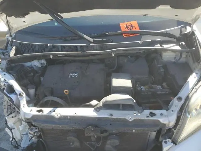 2017 TOYOTA SIENNA XLE  