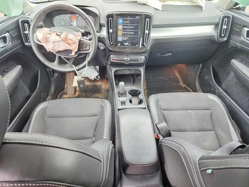 2020 VOLVO XC40 T5 MOMENTUM  