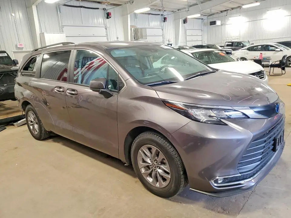 2023 TOYOTA SIENNA XLE  