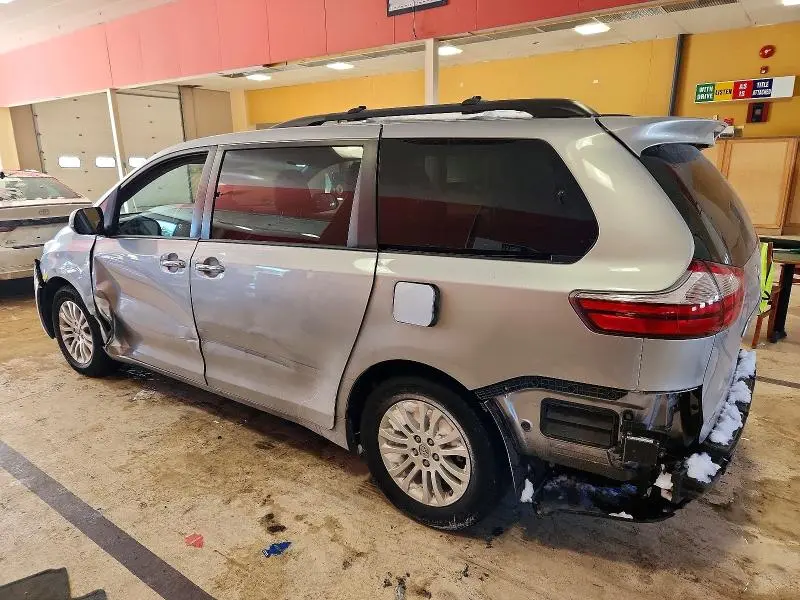 2016 TOYOTA SIENNA XLE  