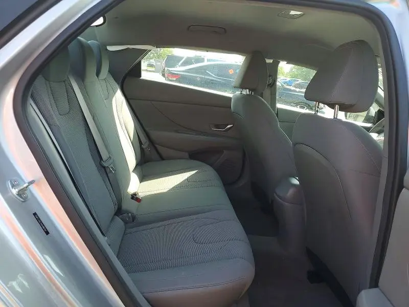 2022 HYUNDAI ELANTRA SE  